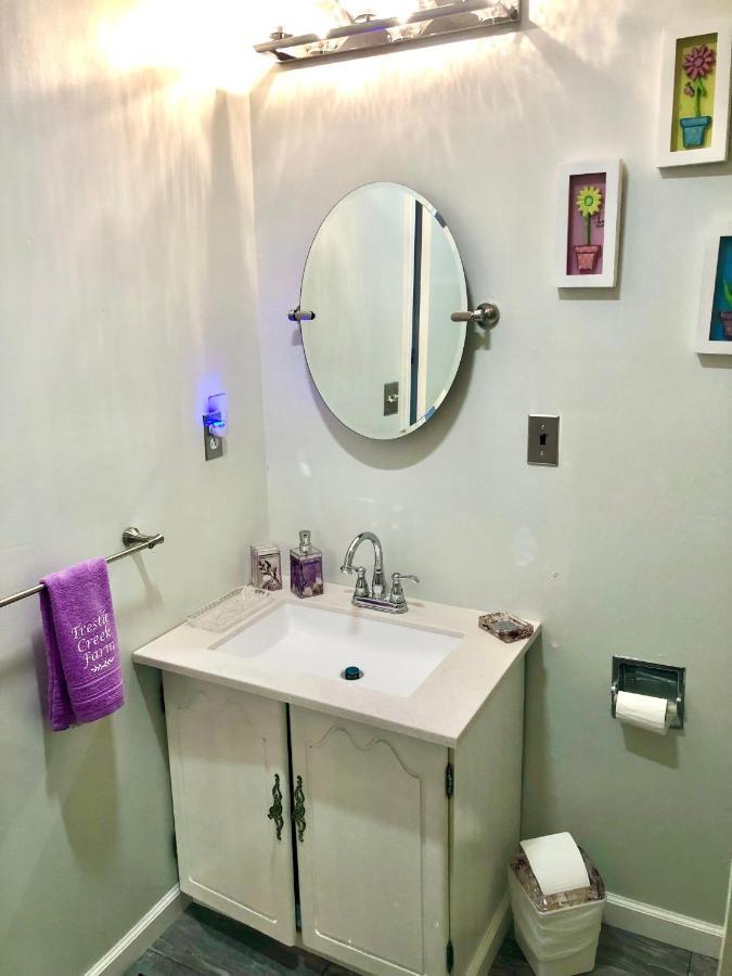 Trestle Creek Farm- Farmhouse Suite บลูมมิงตัน ภายนอก รูปภาพ